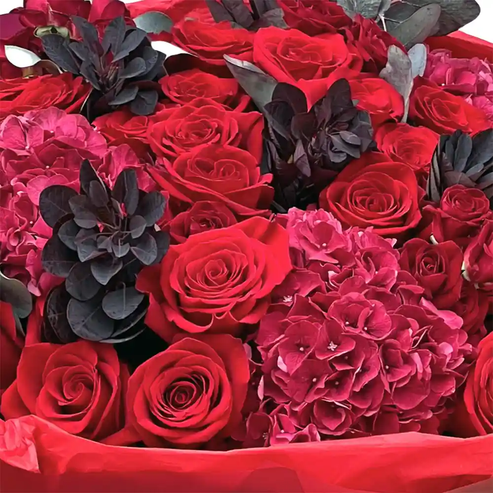 Buchet Red Velvet - 27 trandafiri rosii si cotinus burgundy, Fleurange Baia Mare [2]