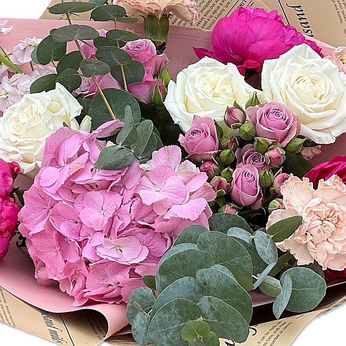 Buchetul Shades of Pink contine: 1 hortensia, 3 bujori, 3 trandafiri albi, 2 mini rosa, 2 garoafe, 2 mathiola, 2 eucalipt, ambalaj, fundita. [2]