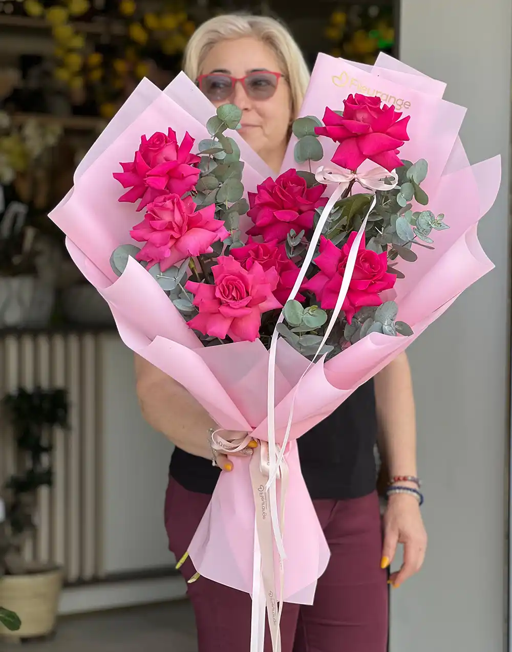 Buchet Trandafiri Pink Floyd – trandafiri roz-ciclamen petalati cu eucalipt si pistacia, Fleurange Baia Mare [2]