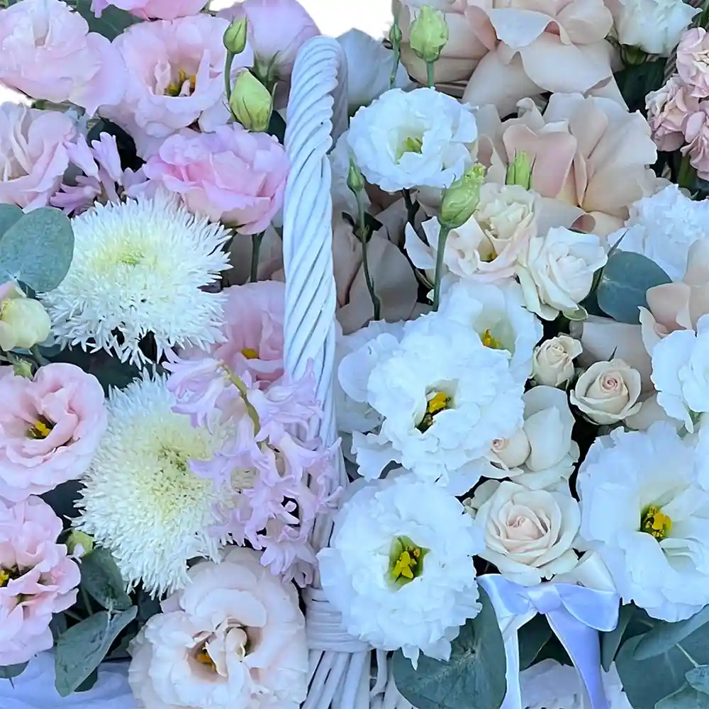 Cos cu Flori Pearl Elegant – trandafiri, lisianthus, matiole roz si alb, Fleurange Baia Mare [2]