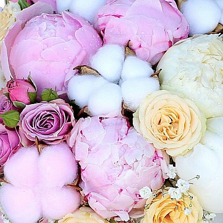 Aranjament floral cu bujori, bumbac și mini rose roz în cutie catifea – Fleurange [1]