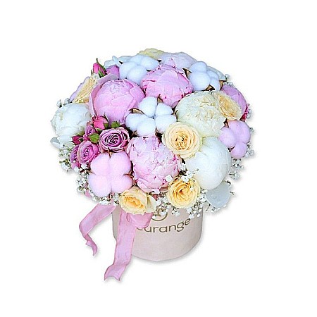 Aranjamente Florale - Aranjament floral cu bujori, bumbac și mini rose roz în cutie catifea – Fleurange