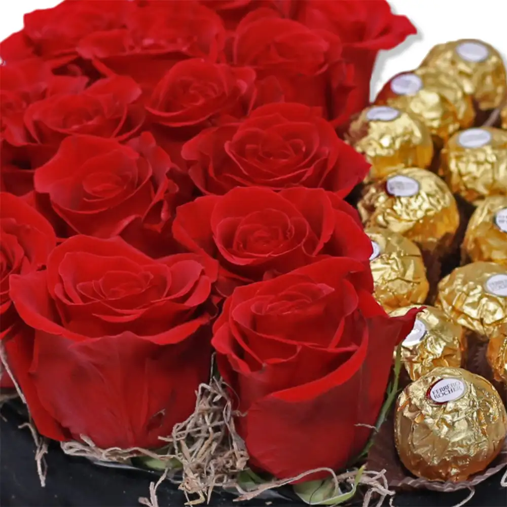 Aranjament cu 15 trandafiri rosii si 15 Ferrero Rocher in cutie catifea – Fleurange Baia Mare [1]