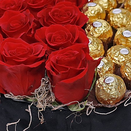 Aranjament cu Trandafiri Rosii si Ferrero Rocher [1]