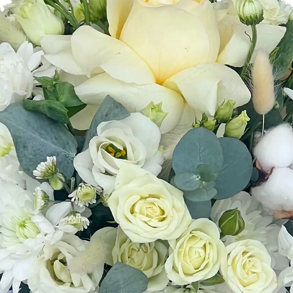 Aranjament Floral All White – lisianthus, trandafir, lagurus alb, cutie Fleurange Baia Mare [1]
