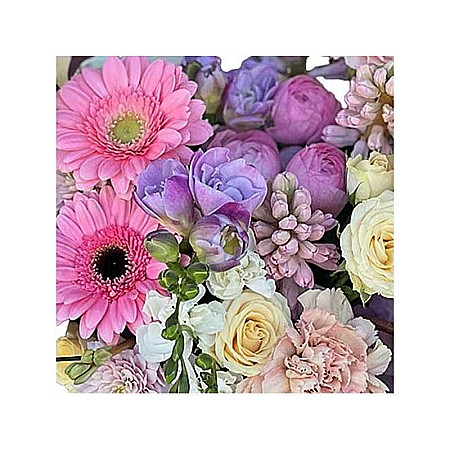 Buchet de flori cu zambile, garofite si trandafiri roz [1]