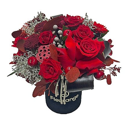 Pentru Bunica - Aranjament floral Madeleine cu trandafiri in cutie catifea