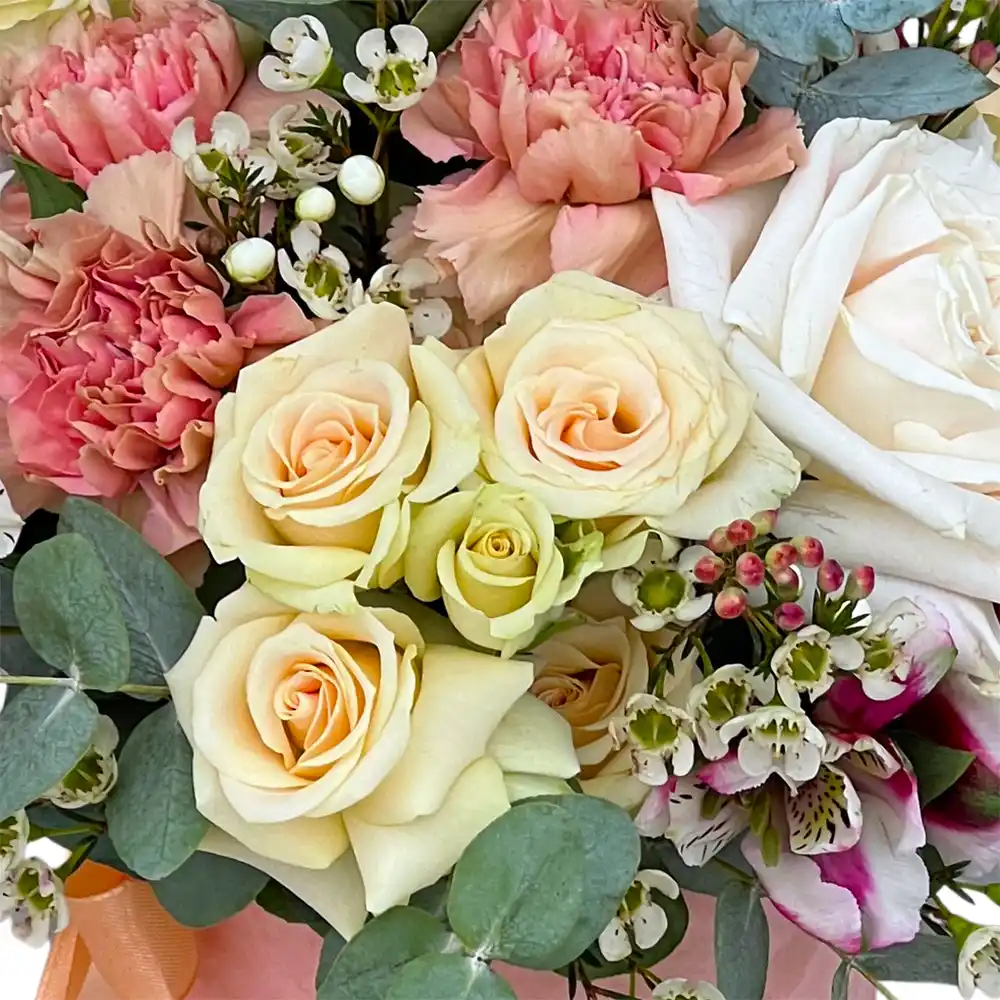 Aranjament Floral Peach – garoafe, crini peruvieni, mini-rosa, cutie catifea Fleurange Baia Mare [1]