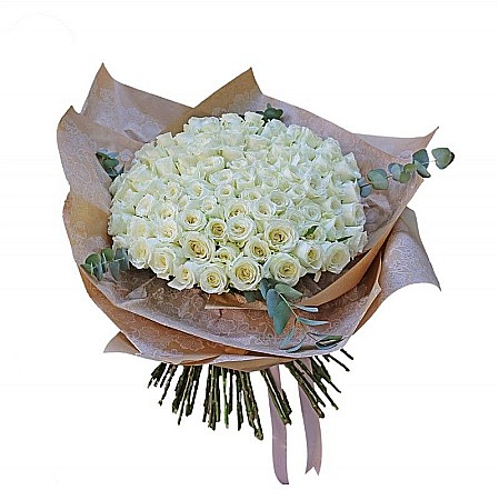 Buchete Flori - Buchet 101 Trandafiri Albi – Trandafiri Albi și Eucalipt în Aranjament Elegant
