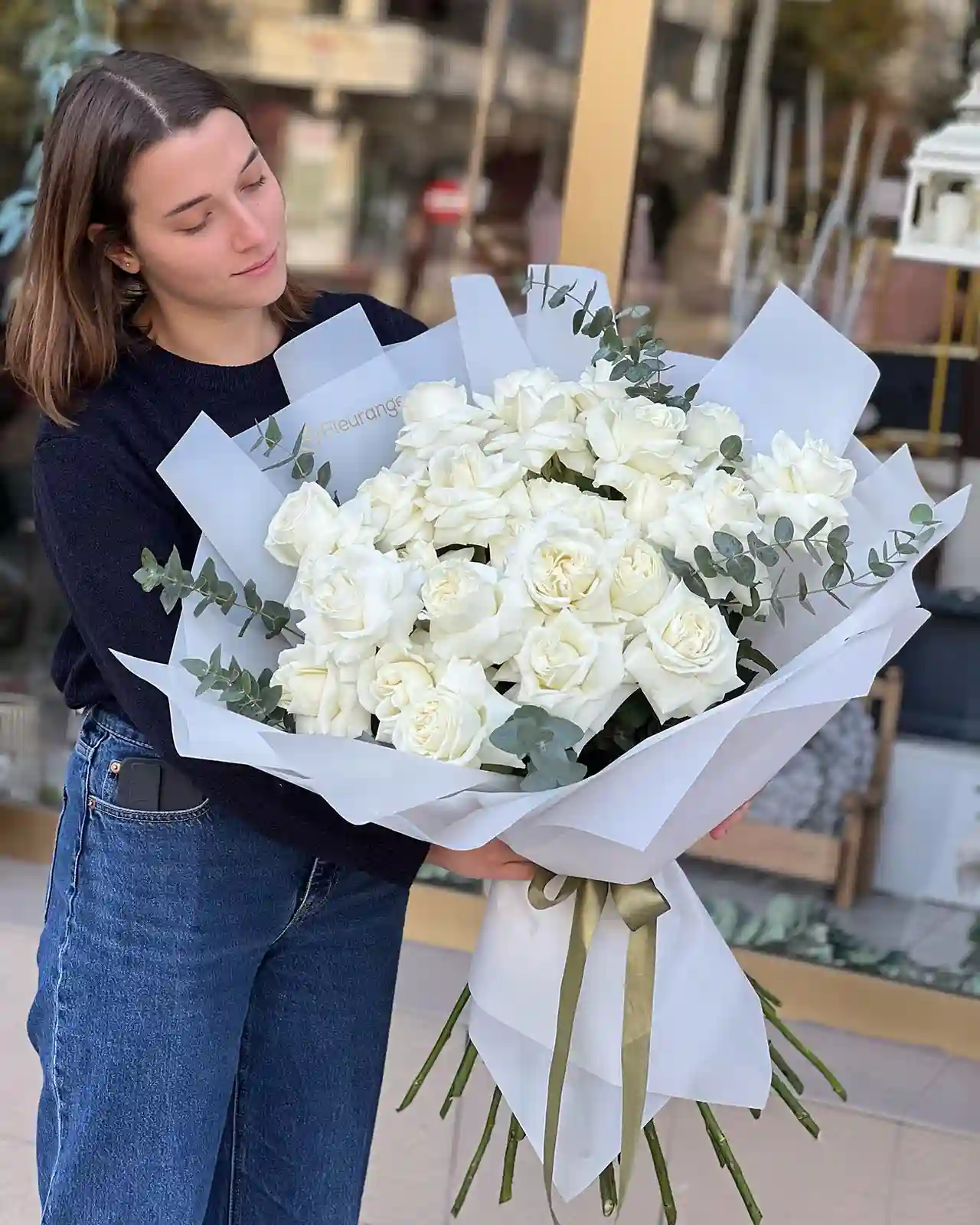 Buchet 30 Trandafiri Albi – Trandafiri Albi și Eucalipt, Fleurange Baia Mare [1]
