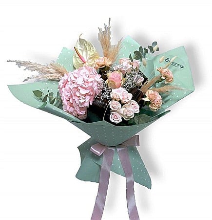 Pentru Mama - Buchet Aurora cu Hortensie, Garoafe, Trandafiri și Pampas