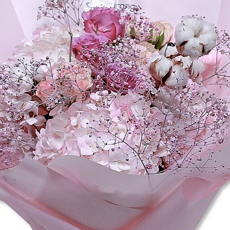 Buchet Baby Pink – Hortensii, floarea miresei, trandafiri, flori de bumbac și mini trandafiri [1]