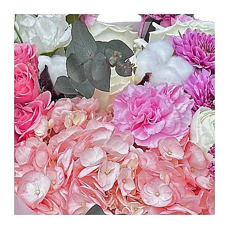 Buchet de flori Be Loving cu mini-rosa, trandafiri, garoafe, lisianthus, hortensia și elemente speciale precum bumbac și lotus, aranjat elegant pentru livrare în Baia Mare. [1]
