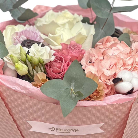 Buchet de flori Be Loving cu mini-rosa, trandafiri, garoafe, lisianthus, hortensia și elemente speciale precum bumbac și lotus, aranjat elegant pentru livrare în Baia Mare. [1]