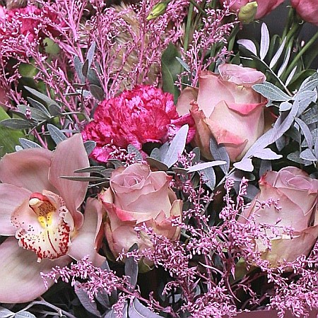 Buchet Candyland – Trandafiri, Lalele, Cymbidium și Garoafe Colorate [1]
