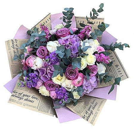 Buchete Flori - Buchet Carla cu trandafiri, lalele și frezii – perfect pentru primăvară, zile de naștere sau surprize colorate pentru ea