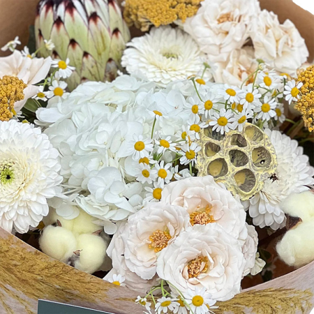 Buchet cu trandafiri galbeni si flori albe de alstroemeria Floraria Fleurange Baia Mare [1]