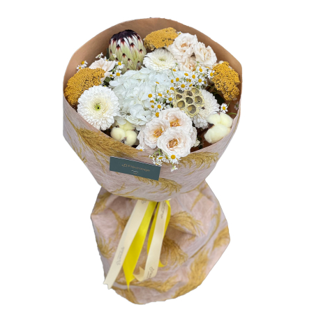 Buchet cu trandafiri galbeni si flori albe de alstroemeria Floraria Fleurange Baia Mare