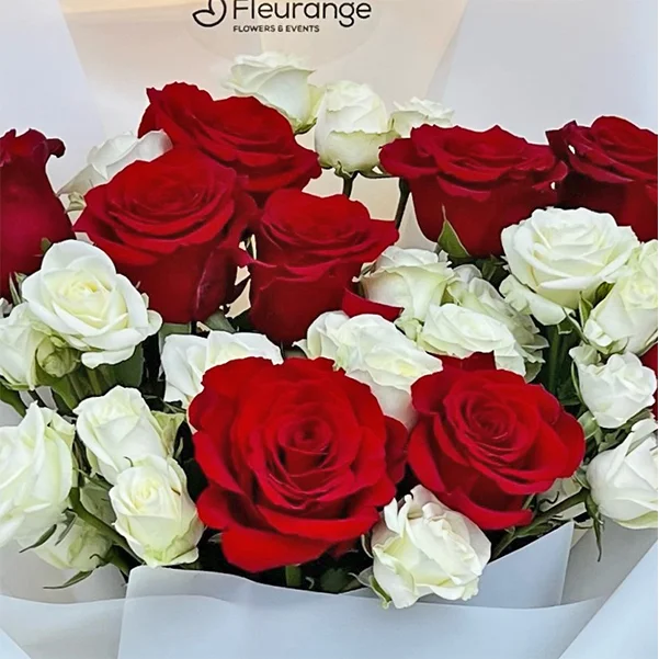 Buchet Trandafiri Rosii si Mini-Rosa Albe – pistacia, Fleurange Baia Mare [1]