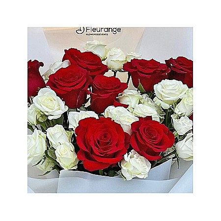 Buchet cu Trandafiri Roșii și Mini Rose Albe – Romantism și Eleganță [1]