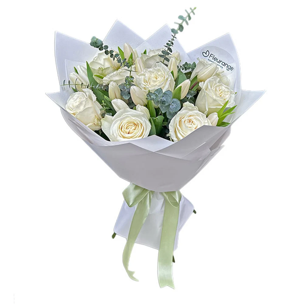 Buchete Flori - Buchet cu trandafiri si lalele albe – lalele albe, trandafiri albi, eucalipt, Fleurange Baia Mare