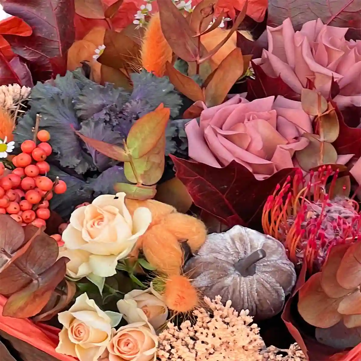 Buchet de flori de toamna cu lagurus, dovleac si trandafiri maro-portocaliu, Fleurange Baia Mare [1]