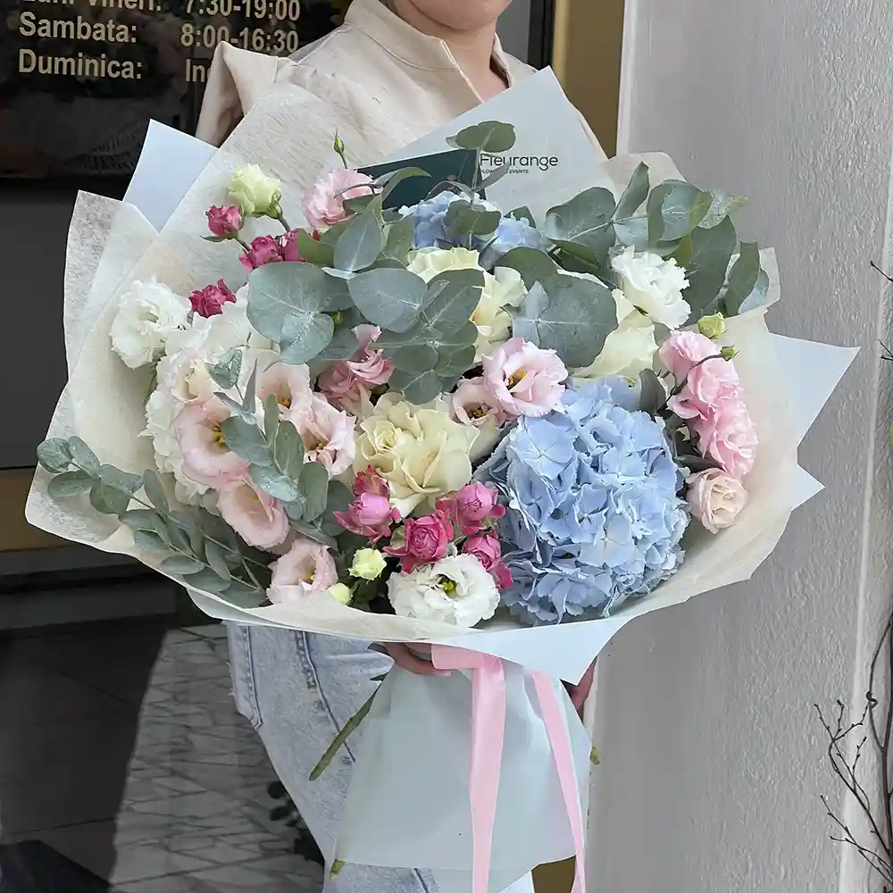 Buchet Delightful – hortensii dahlii trandafiri piramidal roz albastru, Fleurange Baia Mare [1]