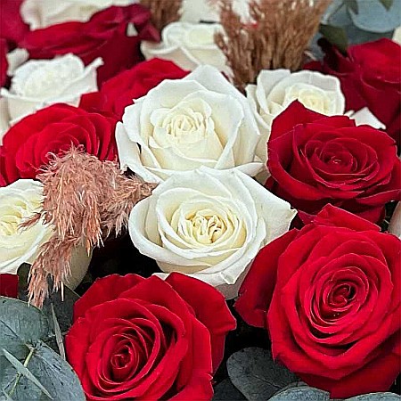 Buchet 29 Trandafiri Roșii și Albi - Aranjament floral romantic și elegan [1]