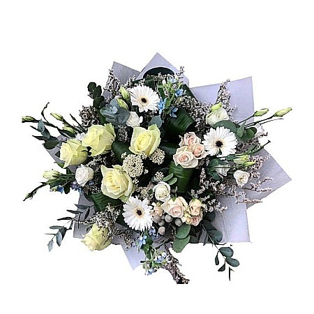 Buchete Flori - Buchet Fantezie Albă cu trandafiri, lisianthus și crini peruvieni – flori elegante, proaspete