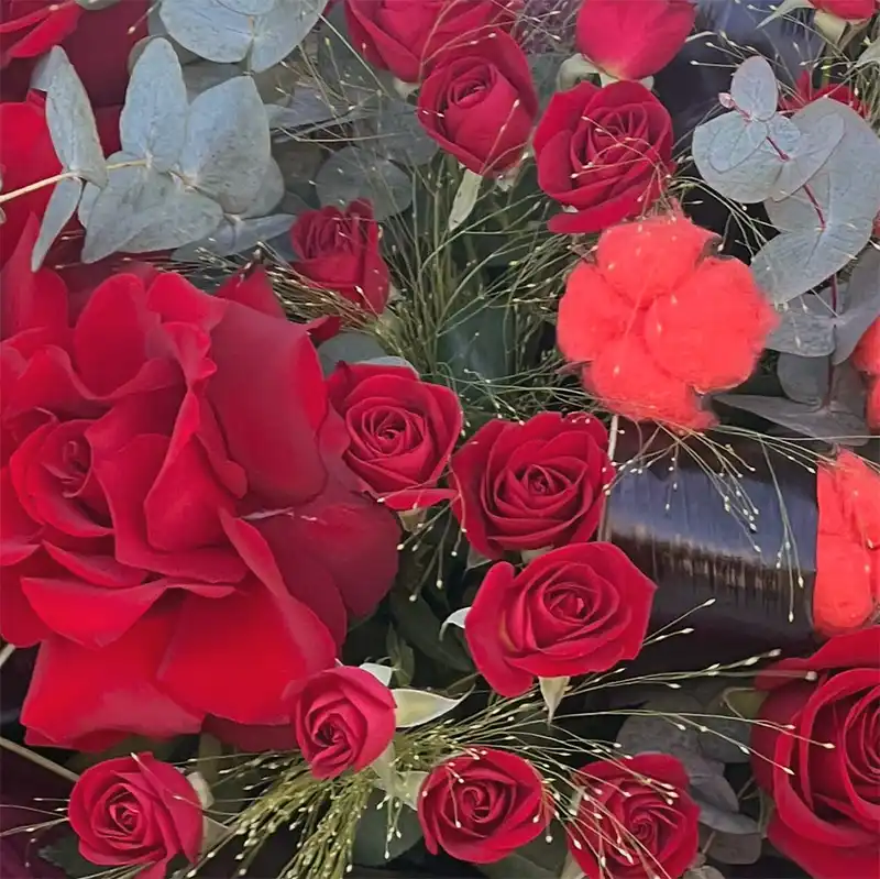 Buchet Flori Roșii cu Trandafiri Petalați – Fleurange Baia Mare [1]