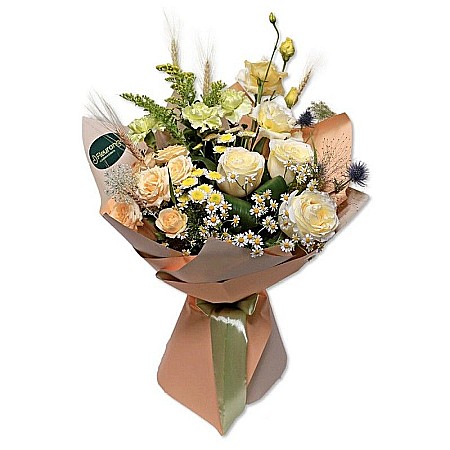 Buchet Kindness – Trandafiri roz, spice de grâu, garoafe și flori de sezon