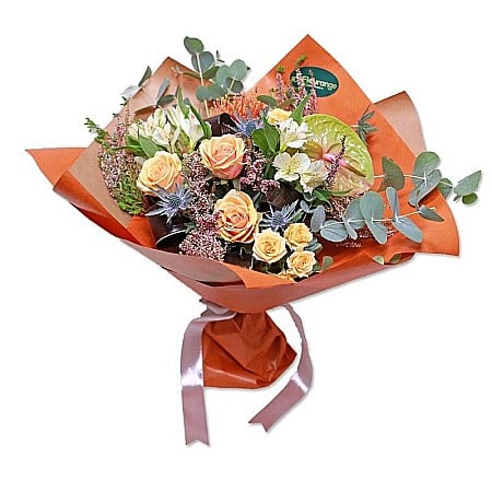 Pentru Mama - Buchet Love Me – Calluna, Anthurium, Eryngium, Leucospermum, Trandafiri, Mini-Rose, Alstromeria și Eucalipt