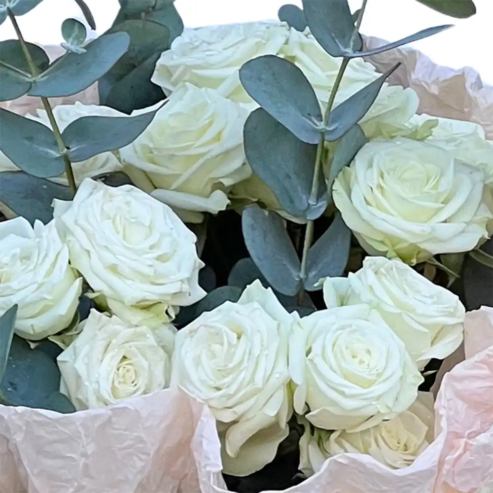 Buchet Mini Rose Albe – mini-rosa albe cu eucalipt si pistacia, Fleurange Baia Mare [1]
