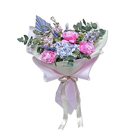 Pentru Iubita - Buchet Paris – Bujori, hortensie, flori albastre de primăvară și eucalipt