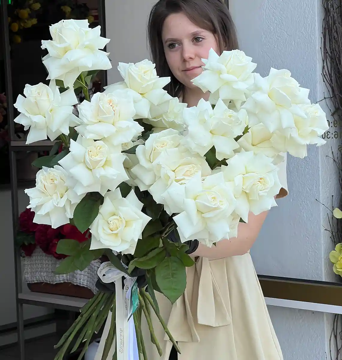 Buchet Trandafiri Albi Petalati - 25 de fire cu panglica, Fleurange Baia Mare [1]