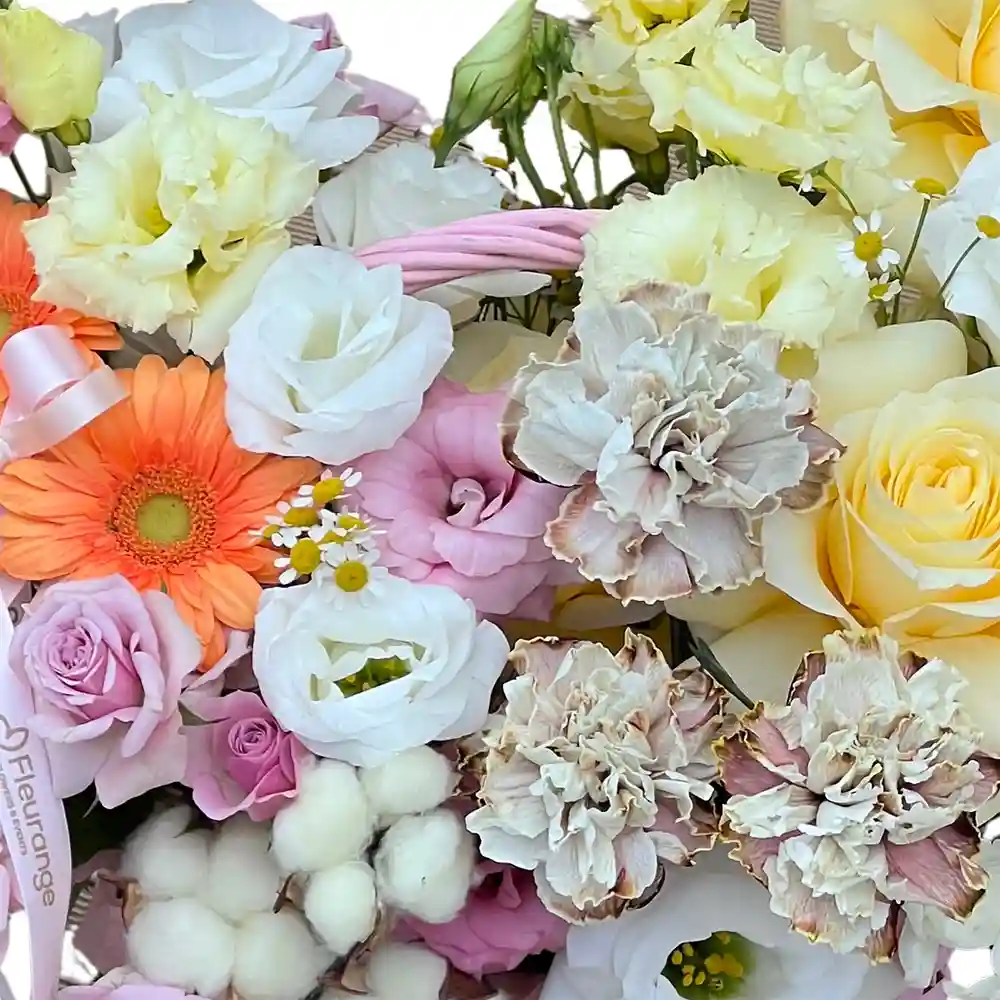 Cos cu Flori Mixte si Bumbac – germini, lisianthus, trandafiri, bumbac in cos nuiele, Fleurange Baia Mare [1]