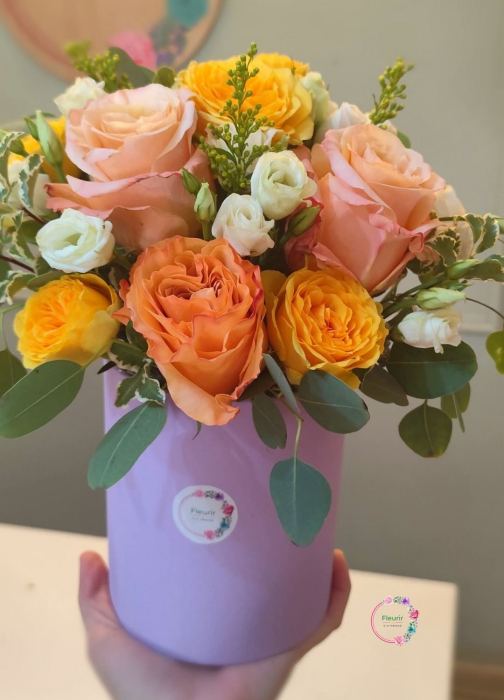 Aranjament floral colorat în cutie mov cu trandafiri și lisianthus [1]