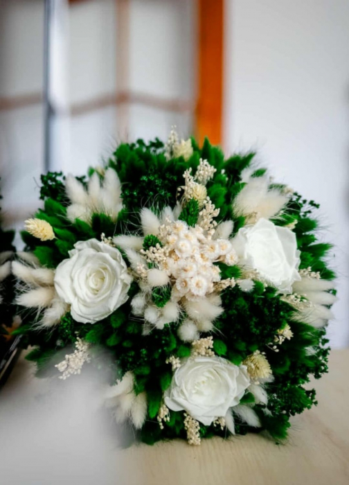 Buchet de mireasă cu trandafiri albi criogenați și flori uscate – eleganță atemporală pentru nuntă [2]