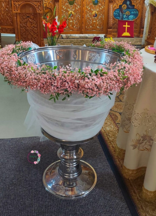 Decor cristelniță botez cu gypsophila roz și voal alb [1]