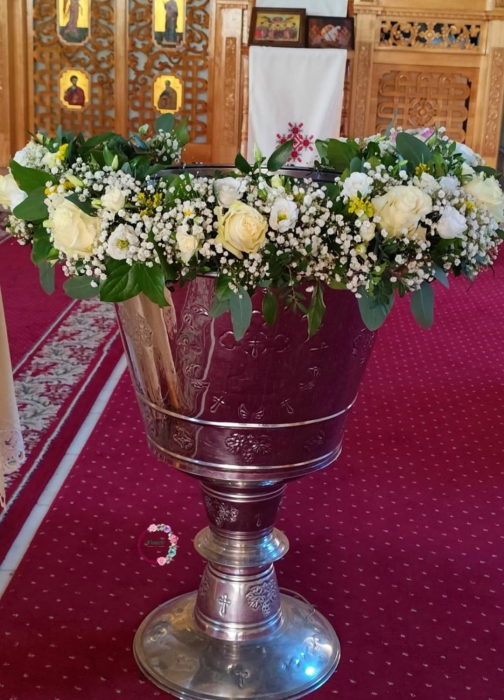 Aranjament Cristelniță Botez cu Trandafiri albi și Gypsophila [1]