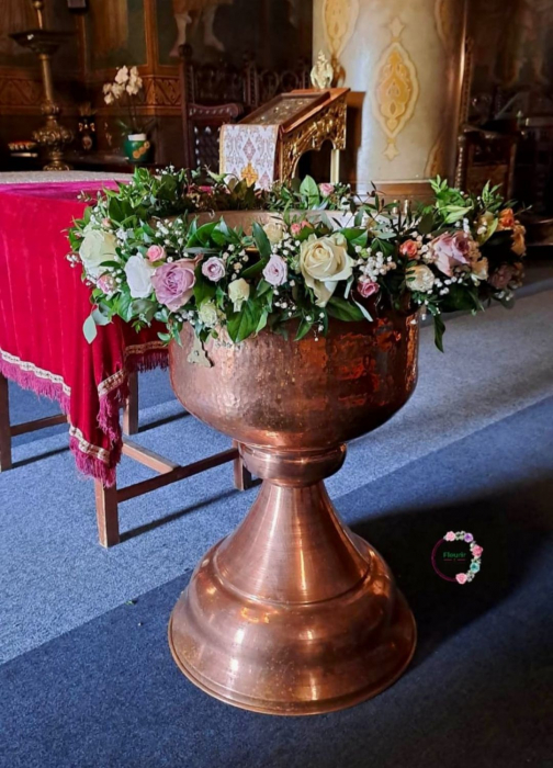 Decor cristelniță botez cu trandafiri pastel și verdeață proaspătă [1]