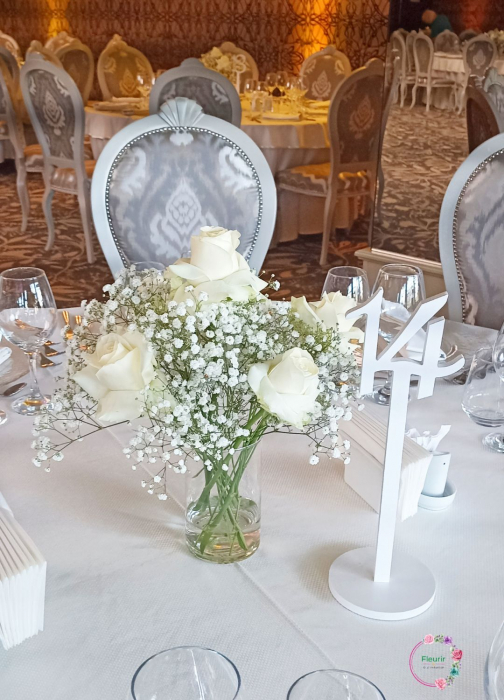 Aranjament Elegant de Masă pentru Nuntă cu Trandafiri Albi [2]