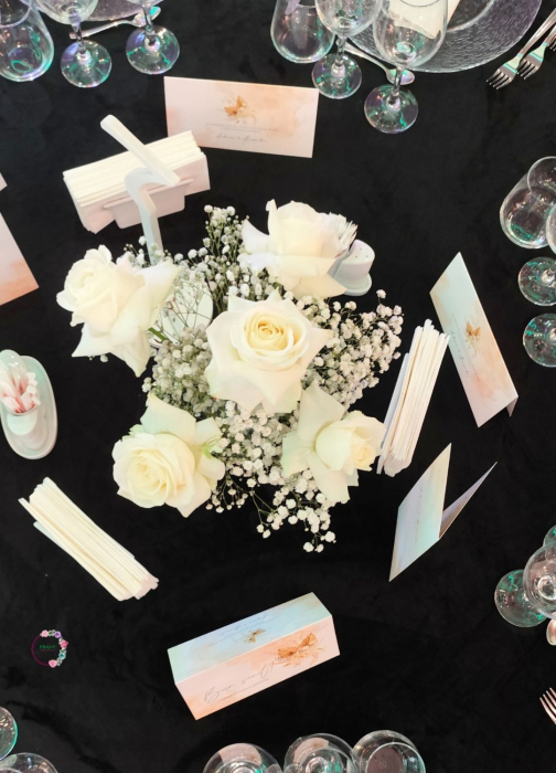 Aranjament Elegant de Masă pentru Nuntă cu Trandafiri Albi [1]