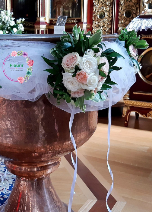Aranjament Floral cu Tule Alb pentru Cristelniță – Decor Elegant de Botez [2]