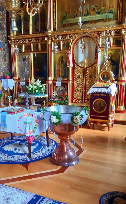 Aranjament Floral cu Tule Alb pentru Cristelniță – Decor Elegant de Botez [1]