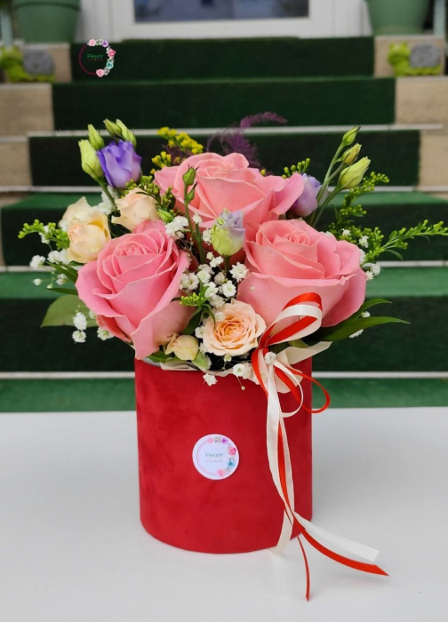 Aranjament floral în cutie catifelată cu trandafiri roz și lisianthus mov [3]