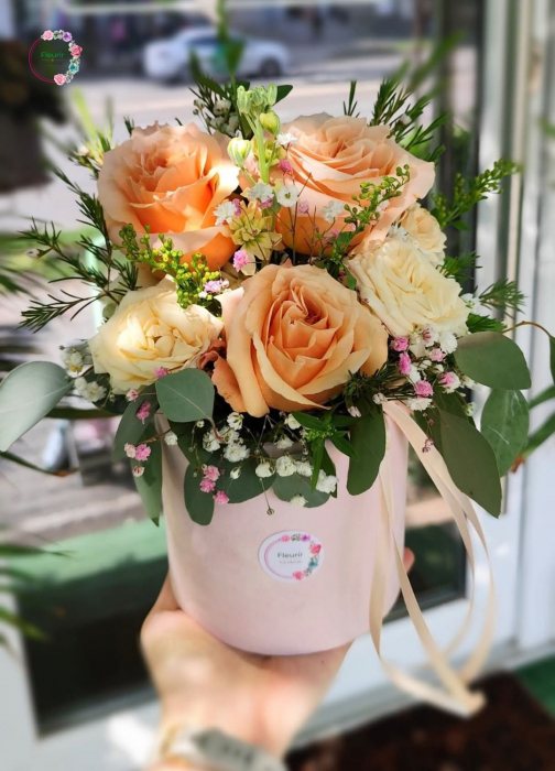 Aranjament floral elegant în cutie roz cu trandafiri piersică și crem [1]