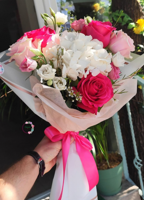 Buchet 5 trandafiri si hortensie [1]