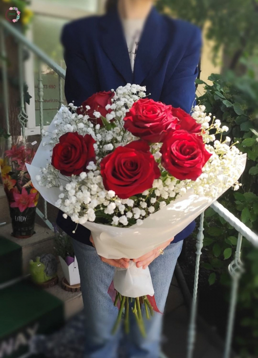 buchet-trandafiri-rosii-gypsophila [1]