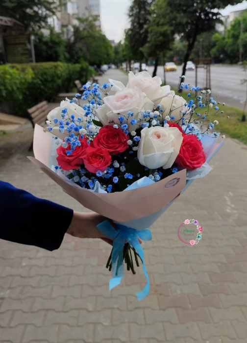 buchet-trandafiri-albi-rosii-gypsophila-albastra [1]